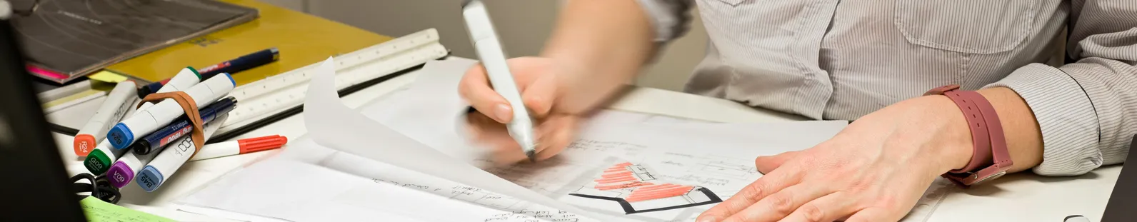 Mitarbeiter beim zeichnen eines Grundrisses.