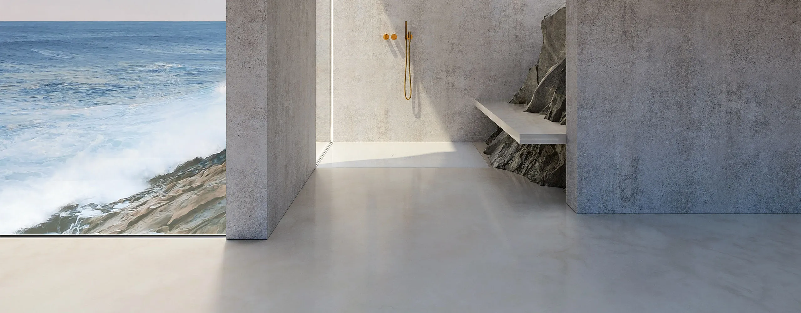 Eine moderne Dusche mit einer minimalistischen, grauen Steinwand, kombiniert mit einem goldenen Duschkopf und einer eingebauten Bank, die in eine felsige Struktur integriert ist. Der Raum hat eine glatte, rutschfeste Bodenoberfläche, die durch das BetteAntirutsch Sense-System geschützt ist. 