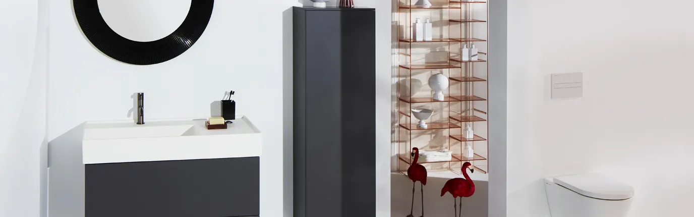 Ein modernes Badezimmer mit minimalistischer Einrichtung zeigt einen weißen Waschtisch mit schwarzem Unterschrank und passendem rundem Spiegel darüber.