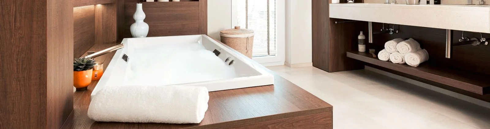 Ein luxuriöses Badezimmer mit eingebauter Whirlpool-Badewanne, die von warmem Holz umrahmt ist.