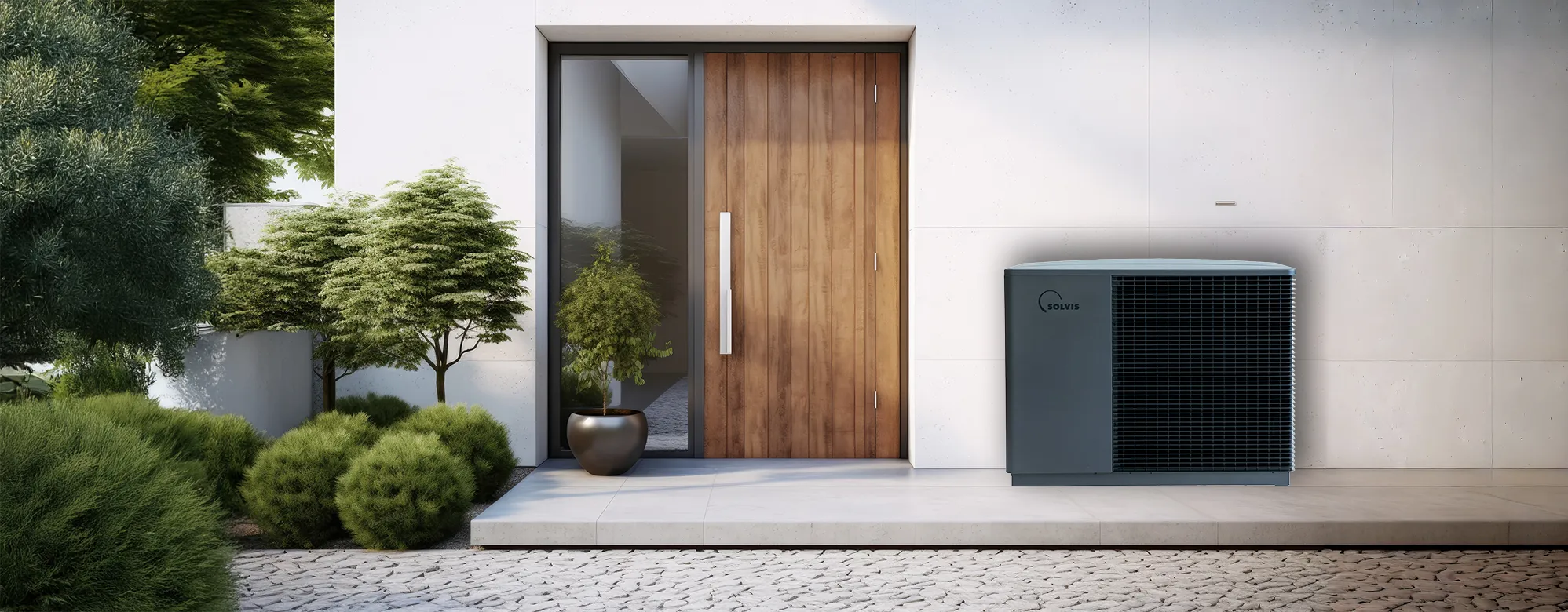Eine Solvis-Wärmepumpe steht rechts neben dem Eingang eines modernen Hauses mit Holzfront und umliegender Gartenbepflanzung.