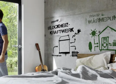 Heizungstypen-Graffiti an der Innenwand eines Schlafzimmers.