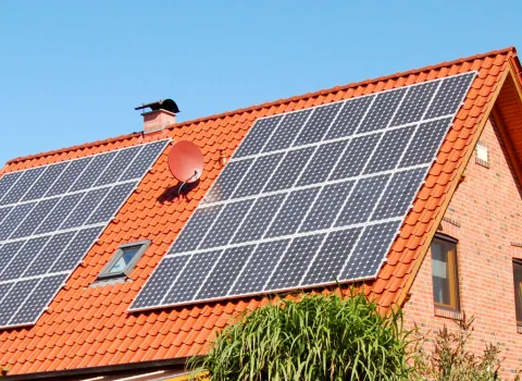 Haus eines Selbstversorgers mit Solarmodulen auf dem Dach.