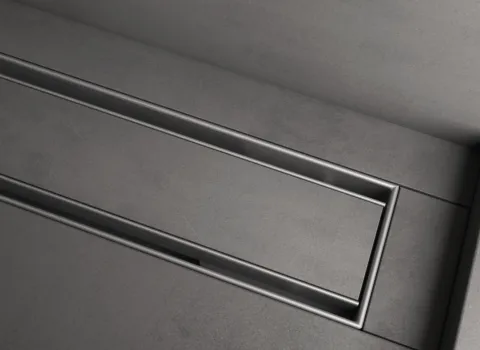 Die Ablaufrinne Drainline von TECE in schwarz.