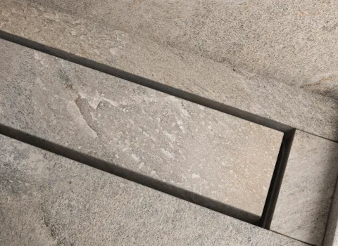 Die Ablaufrinne TECEdrainline evo in einer bodenebenen Dusche.