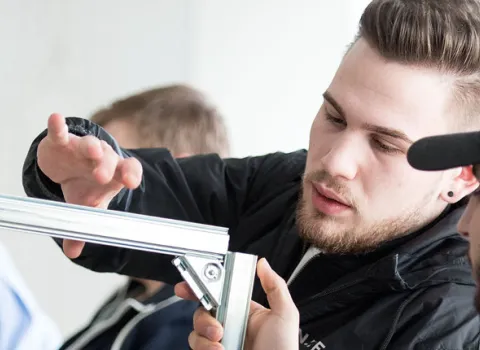 Auszubildende Anlagemechaniker SHK bei einem Hersteller-Seminar.