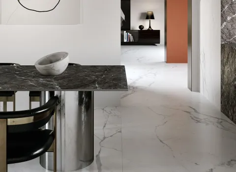 Gehobener Essensraum mit großformatigen Marmorfliesen von Marazzi.