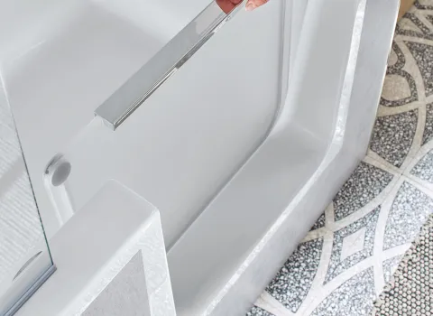 Nahaufnahme transparente Tür mit Magnetverschluss der Duschbadewanne HSK dobla.