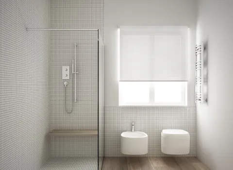 Walk-in-Dusche mit Sitzbank und Mosaikfliesen.