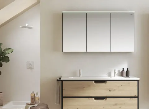 Moderner Badezimmer mit großem Spiegelschrank, Holzmöbeln und dekorativer Pflanze. Minimalistisches Design für eine entspannende Atmosphäre.