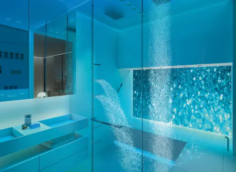 Eine Dampfdusche mit blauen Lichteffekten.