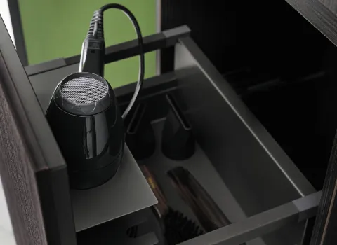 Offener Auszug Apothekerschrank mit Fönhalterung der Kollektion Lin20 von burgbad.