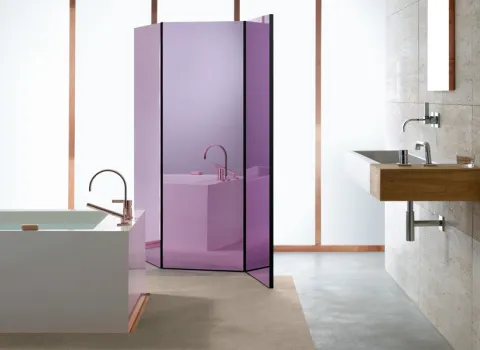 Helles Badezimmer mit Wanne und Waschtisch mit Armaturen MEM incl. verspiegeltem lila Raumteiler