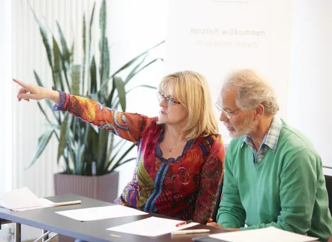 Teilnehmerin und Teilnehmer eines Workshops von bad & heizung zum Thema Personal.