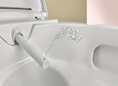 WC-Dusche in Nahaufnahme in Funktion