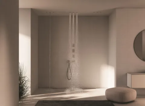 In einem modernen Wellness-Badezimmer ist eine Frattini Waterdot Duschsystem installiert, das vier vertikale Wasserstrahlen gleichmäßig nach unten fließen lässt.