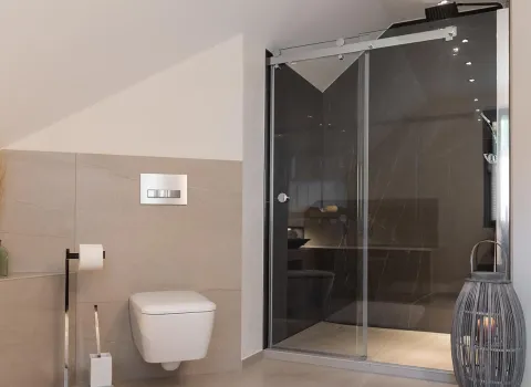 Ein modernes Badezimmer unter einer Dachschräge mit wandhängendem WC und begehbarer Dusche mit Glasfront. 