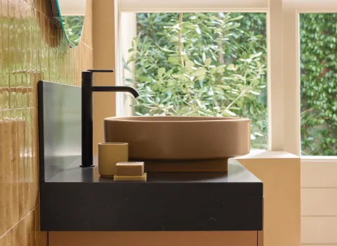 Detailaufnahme eines terrakottafarbenen Aufsatzwaschbeckens der Serie Balcoon von Duravit.