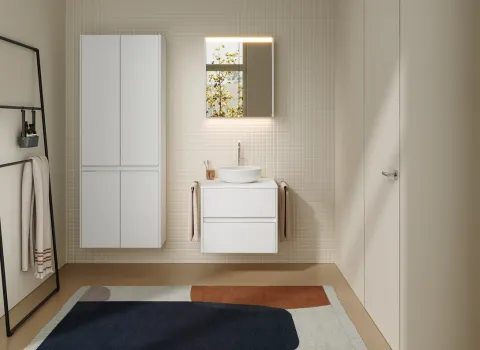 Waschtisch aus der Kollektion Oteo des Herstellers burgbad mit Badschrank und Leuchtspiegel in der Farbe Weiß matt.