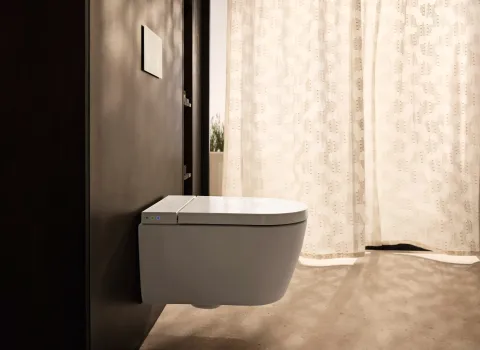 Seitenansicht des Duravit SensoWash® Starck f Dusch-WCs mit geschlossenem Deckel in modernem Badezimmer.