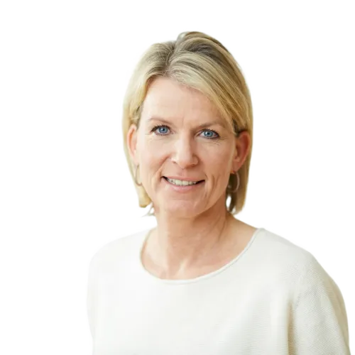 Fei Klein - bad und Heizung. Eine lächelnde blonde Frau mit blauen Augen, kurzen blonden Haaren und kleinen Creolen. Sie trägt einen hellen, fein gestrickten Pullover und blickt frontal in die Kamera vor weißem Hintergrund.