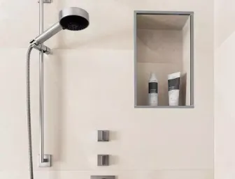 Moderne Dusche mit Handbrause in Edelstahloptik, montiert an einer verstellbaren Halterung auf hellen Fliesen. 