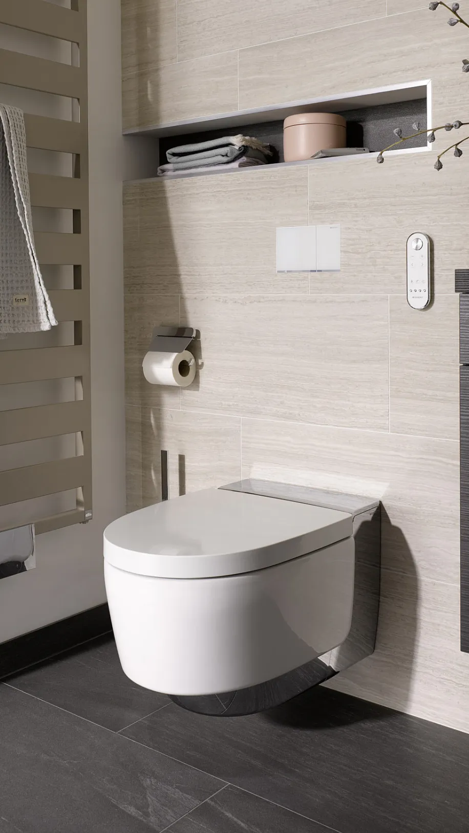 Ein wandmontiertes Geberit AquaClean Mera Comfort Dusch-WC, dass sich perfekt in die moderne Badezimmergestaltung einfügt.