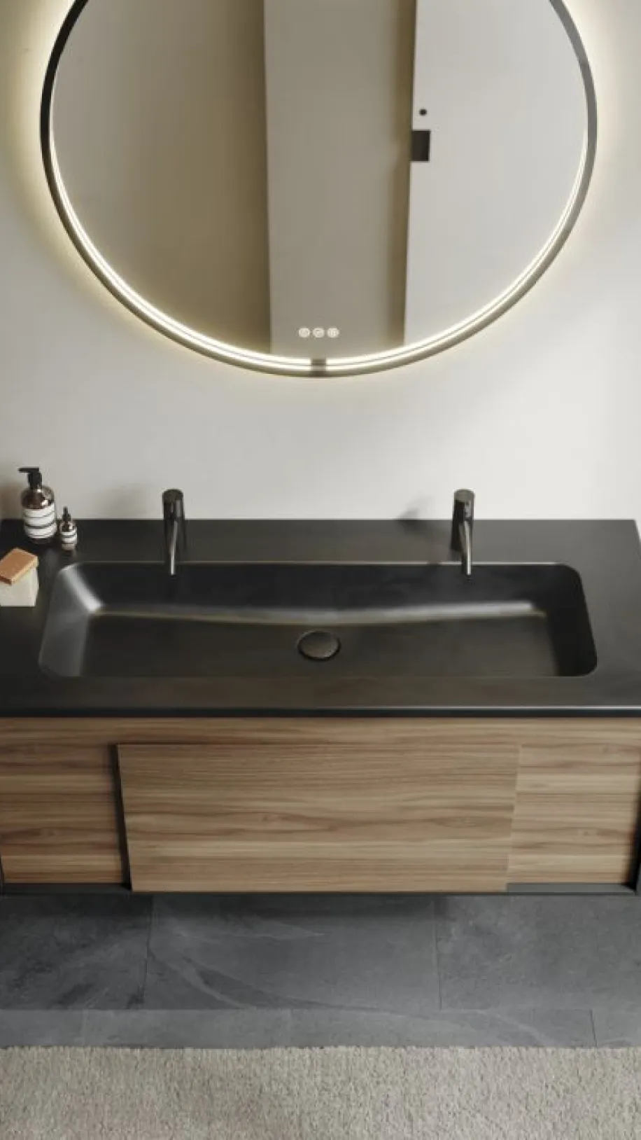 Der abgebildete Waschtisch überzeugt mit einer tiefschwarzen, matten Oberfläche und zwei eleganten Armaturen, ideal für die Nutzung als Doppelwaschtisch.