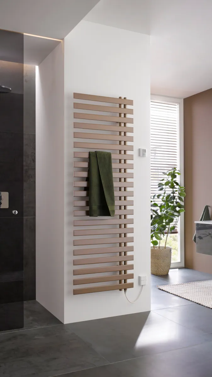 Der Designheizkörper ChaCha von Bemm in einem modernen Badezimmer.