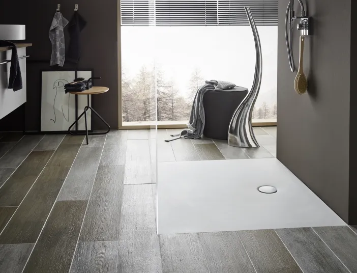 Wohnliches Badezimmer mit bodenebener Duschfläche von Mauersberger.