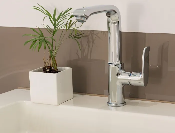 Das Bild zeigt ein modernes Waschbecken mit einer glänzenden, verchromten Einhandarmatur. 