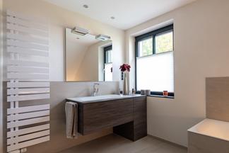 Elternbad mit Waschbecken und Heizung