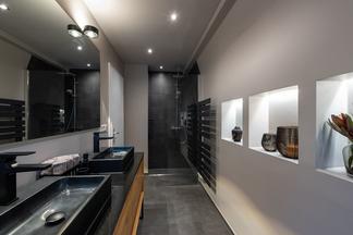 Schlauchbad mit beleuchteten Fächern