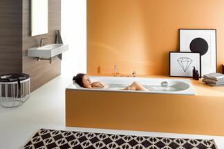 Frau nimmt Bad in BetteComodo