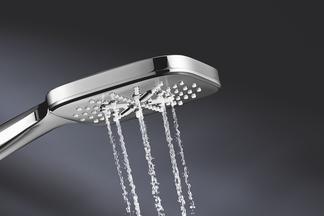 Nahaufnahme Duschbrause mit Wasserstrahl