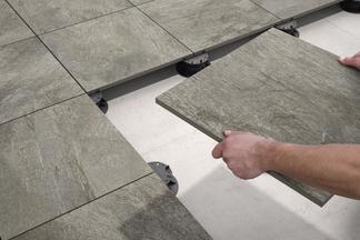 Fliesenverlegen auf Stelzlagern