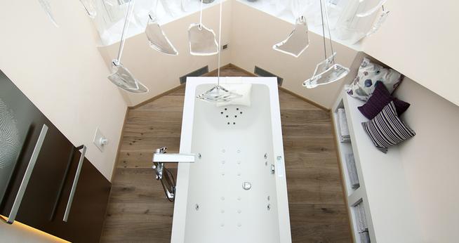 Bad - freistehende Wanne mit Whirltechnik