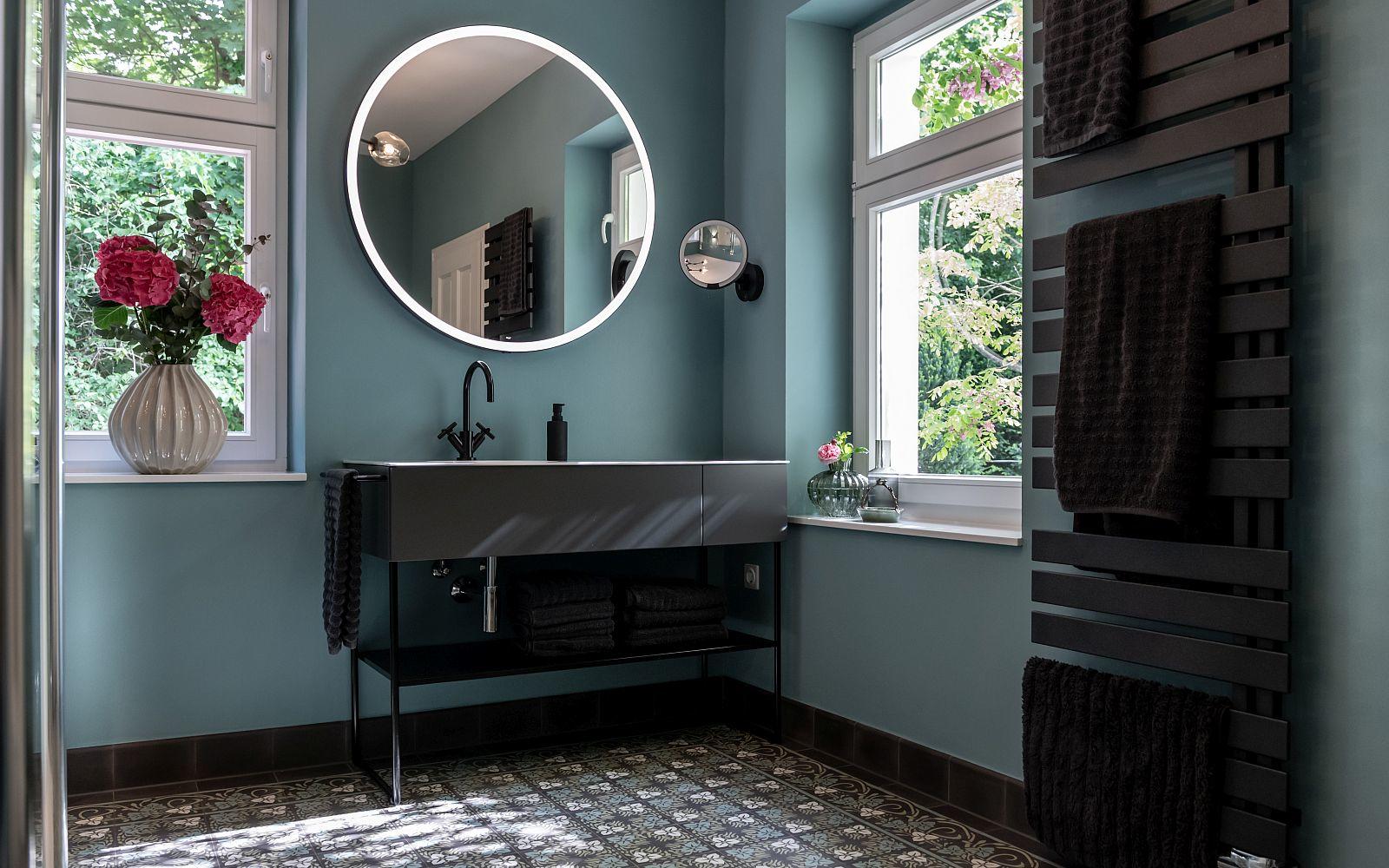 Gefliestes Badreferenz mit zwei Fenstern, Unterschrank und Leuchtspiegel