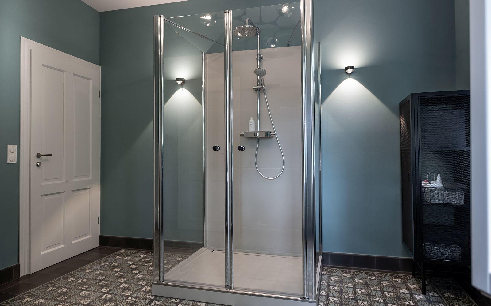 Nahaufnahme Duschkabine aus Glas