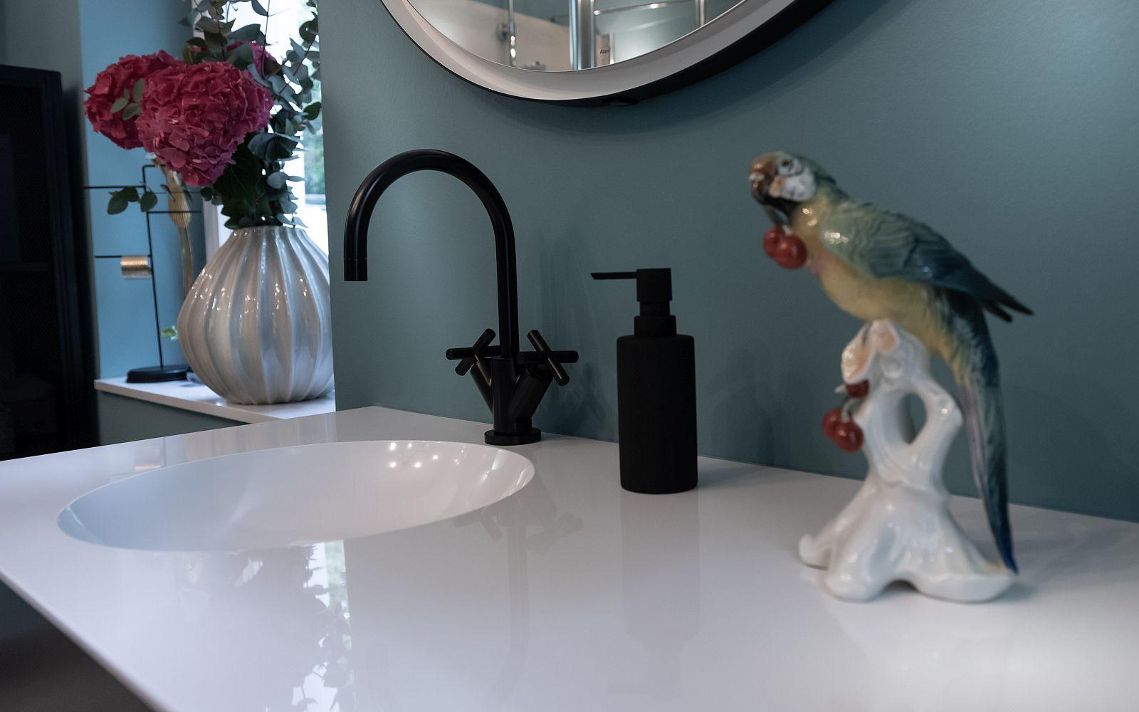 Schwarze Armatur auf weißem Waschbecken 