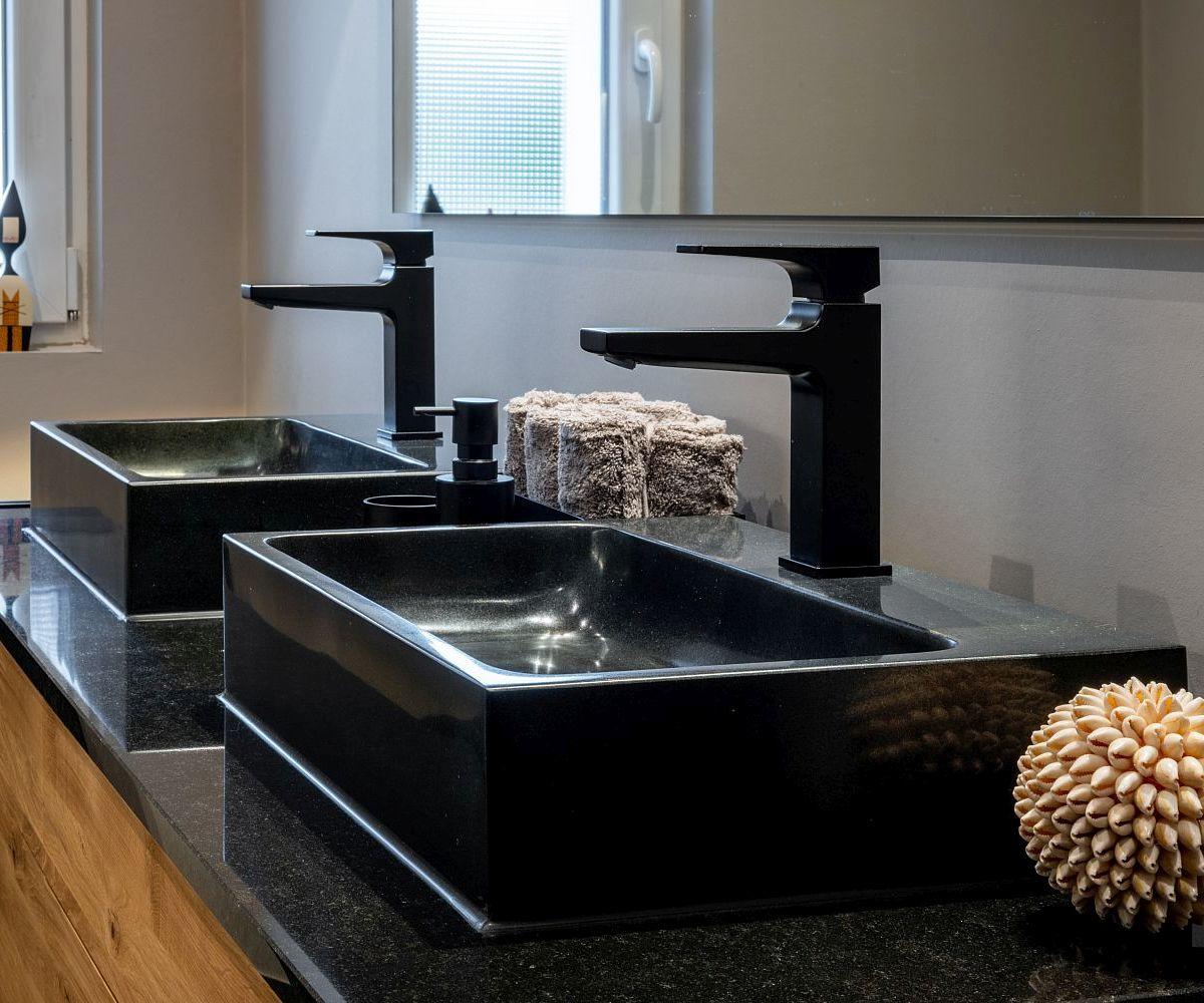 Dunkle Waschtischanlage mit zwei Granitbecken und Hansgrohe Armaturen