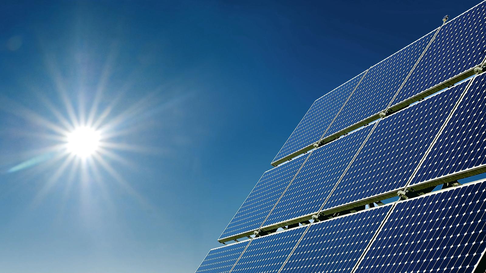 PV-Modul mit Himmel  und Sonne im Hintergrund