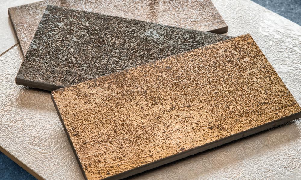 Fliesen mit Oberflächenstruktur