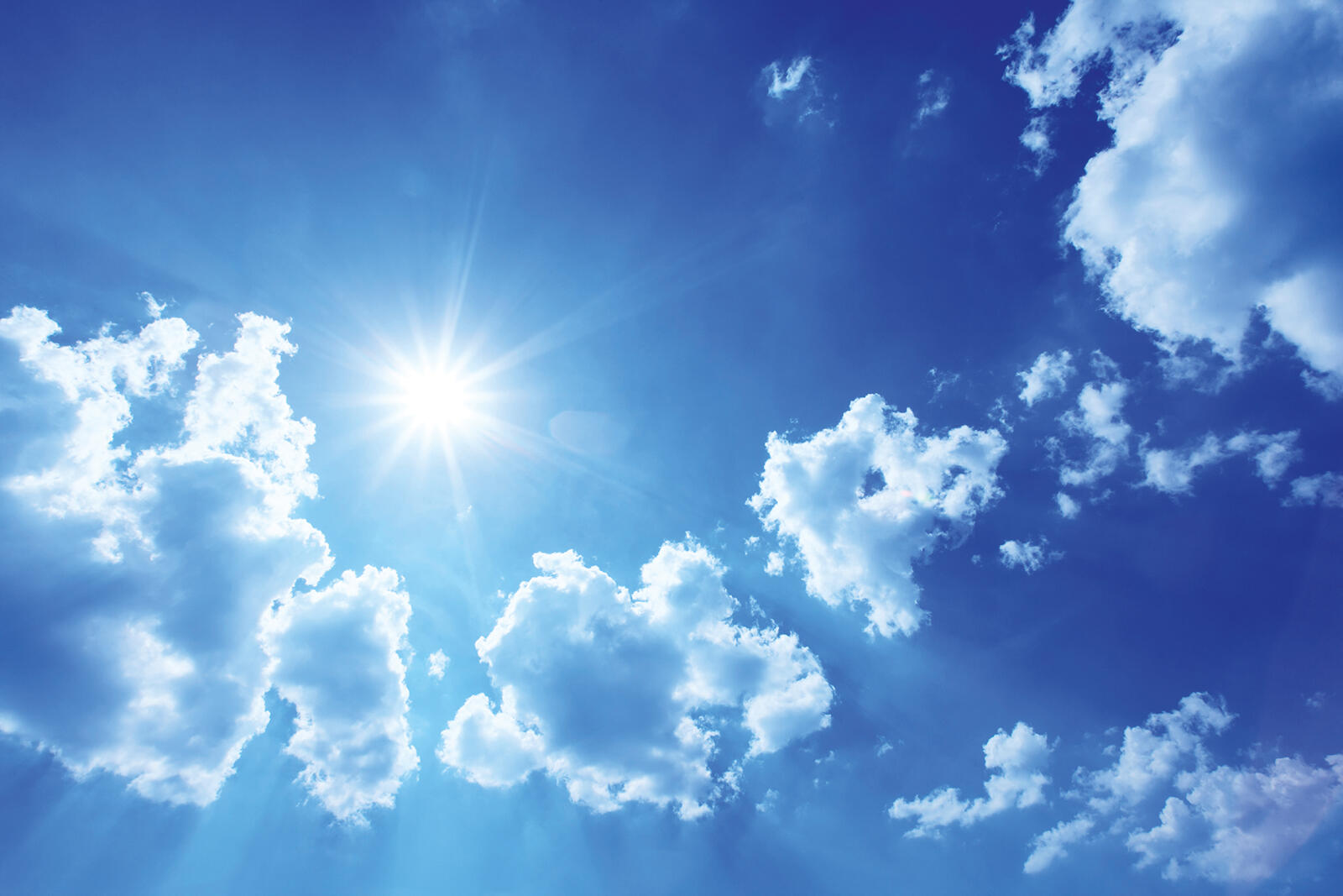 Sonne am blauen Himmel