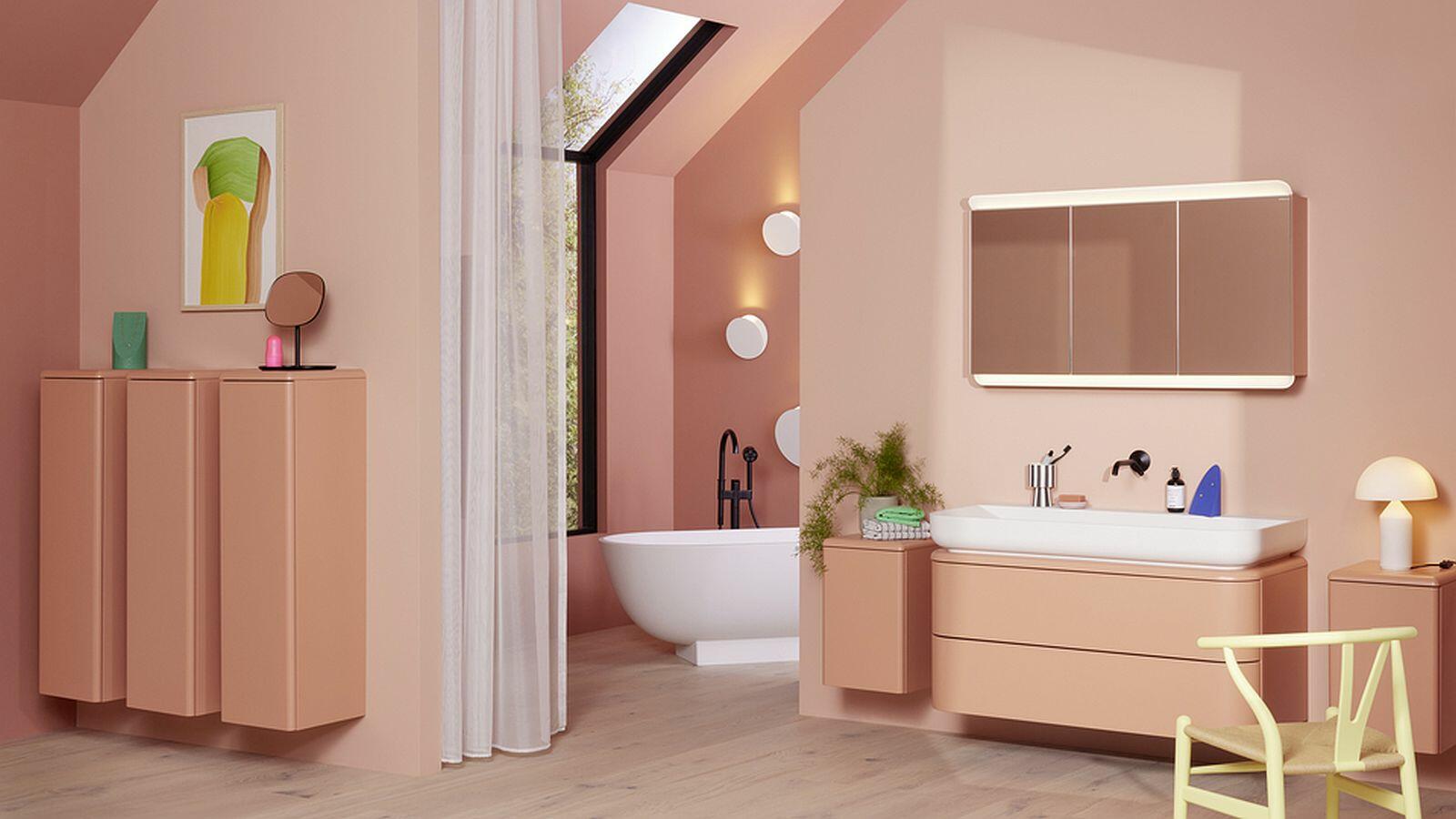 Verwinkeltes Bad mit Dachschräge in warmen Farben und kompletter b:me-Einrichtung