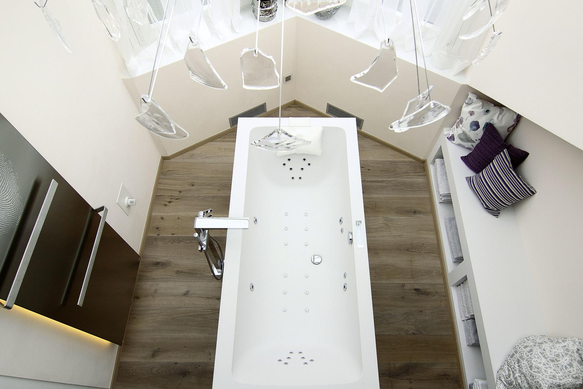 Wanne mit baYou Whirlsystem und Heizkörper Plawa Purline von BEMM 