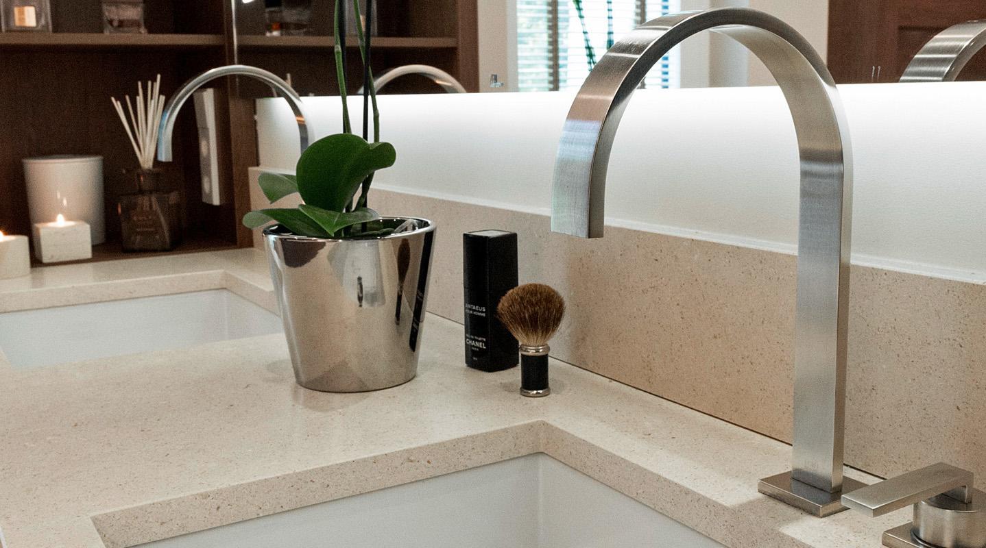 Doppelwaschtisch von Alape mit Natursteinplatte und platinfarbener Armatur MEM von Dornbracht 