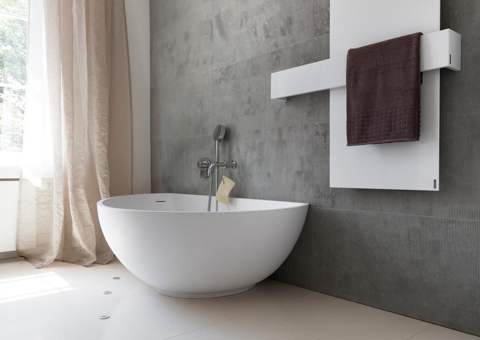 Große Wanne am Fenster